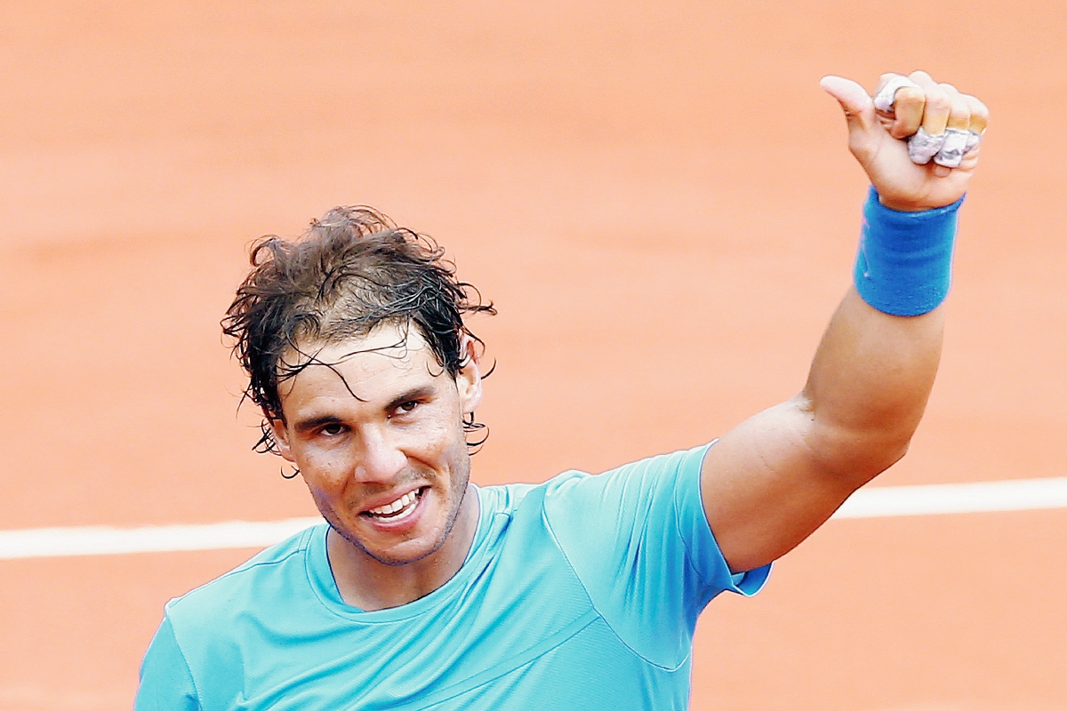 El tenista Rafael Nadal saluda a los aficionados tras su en el partido de segunda ronda de Roland Garros. (Foto Prensa Libre: EFE)