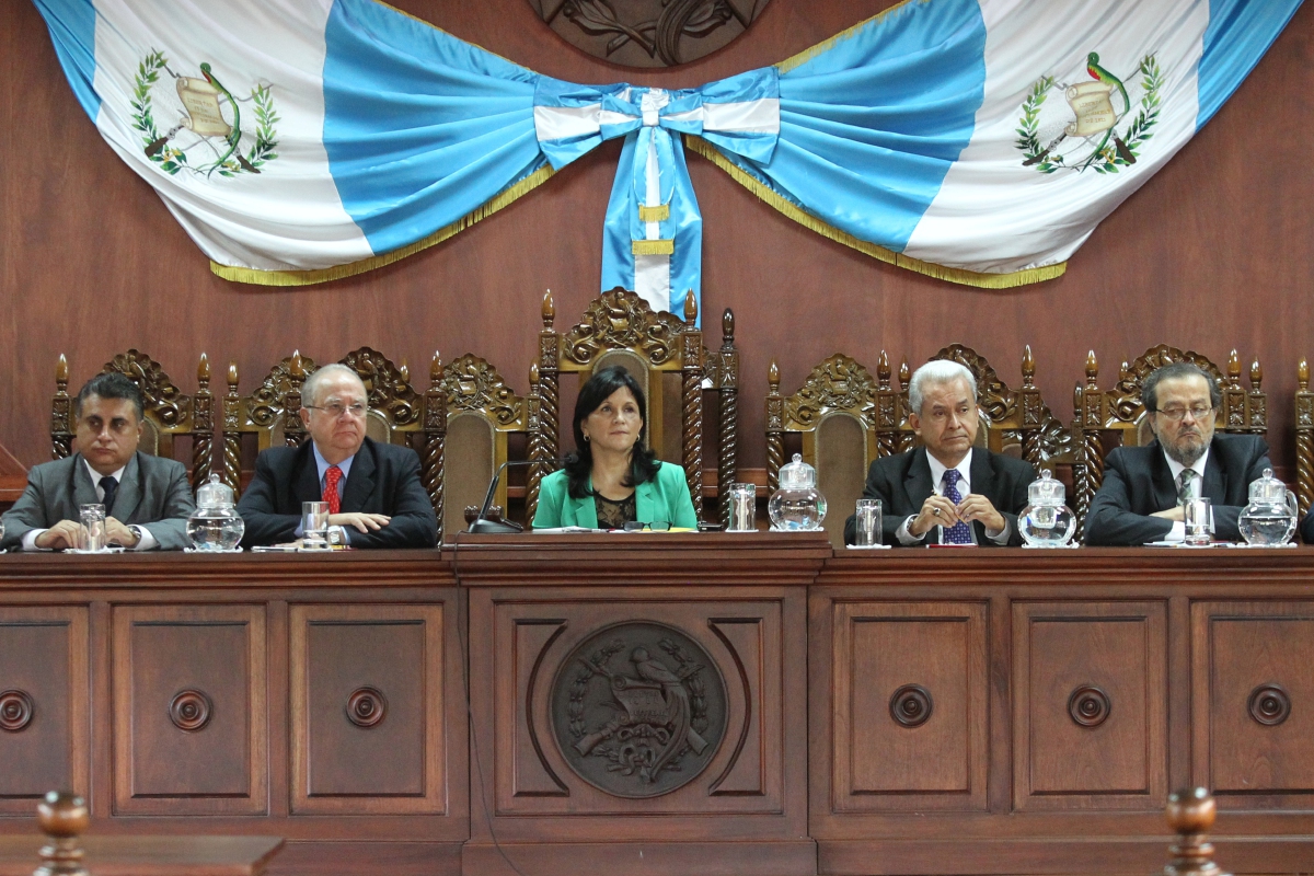 La presidenta de la CC Gloria Porras -al centro- autorizó la bonificación. (Foto Prensa Libre: Hemeroteca PL)