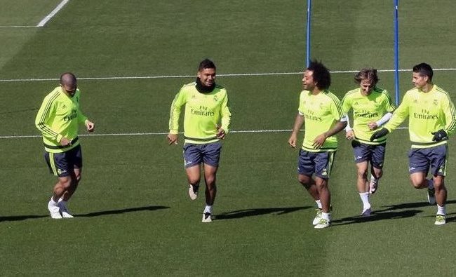 El Real Madrid trabajó esta mañana con miras al partido contra el Eibar. (Foto Prensa Libre: EFE)