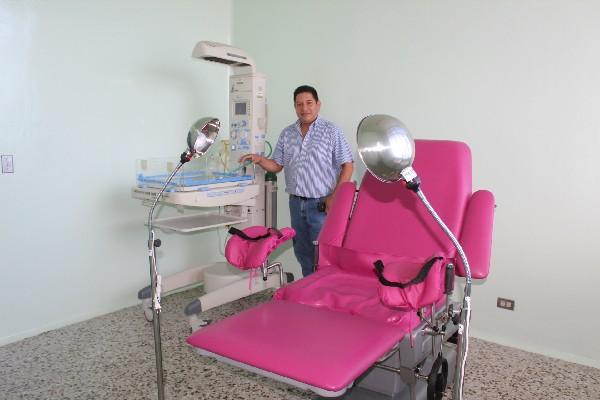 Luis Salazar, del Área de Salud, muestra los aparatos que se utilizarán en la sala de partos.