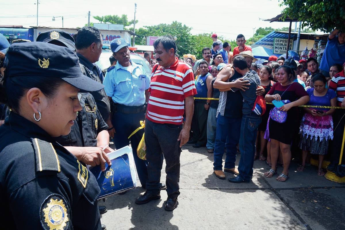 Curiosos permanecen  en el lugar donde murió baleada Elvia Isabel Barrios, en Retalhuleu.  (Foto Prensa Libre: Jorge Tizol)