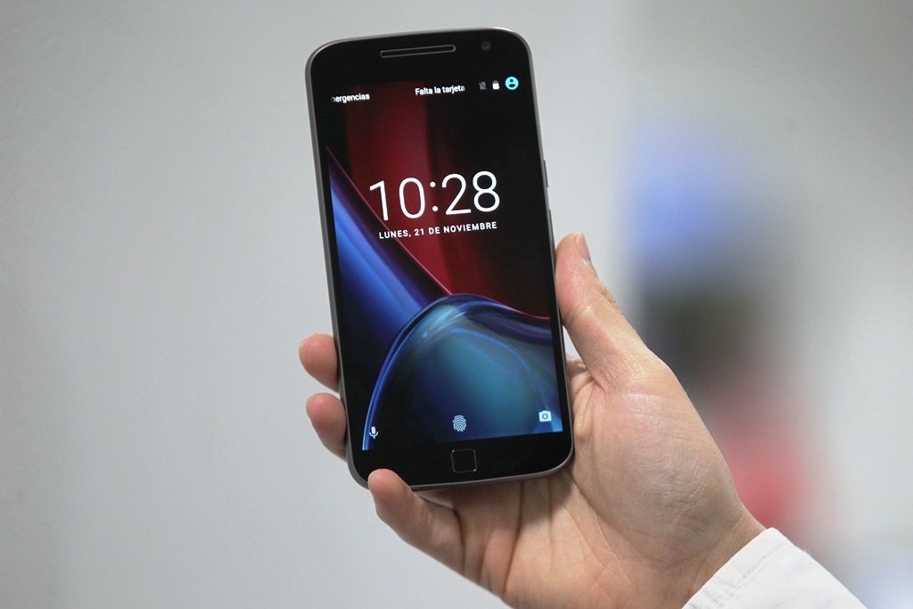 El Moto G4 Plus, de Lenovo, tiene pantalla de 5.5 pulgadas, sensor de huellas y autoenfoque láser. (Foto Prensa Libre: Keneth Cruz).