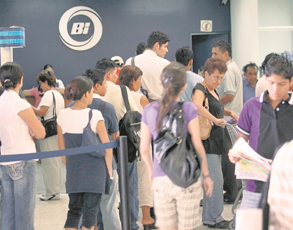 Las entidades bancarias podrán decidir qué agencias abrirán con normalidad. (Foto Prensa Libre: DANIEL HERRERA)