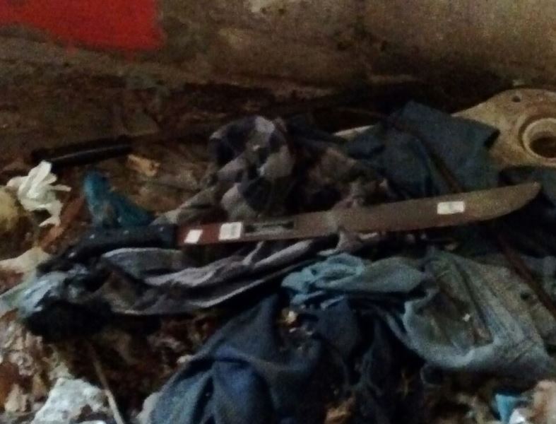 Uno de los machetes encontrados en el inmueble. (Foto Prensa Libre: PNC).