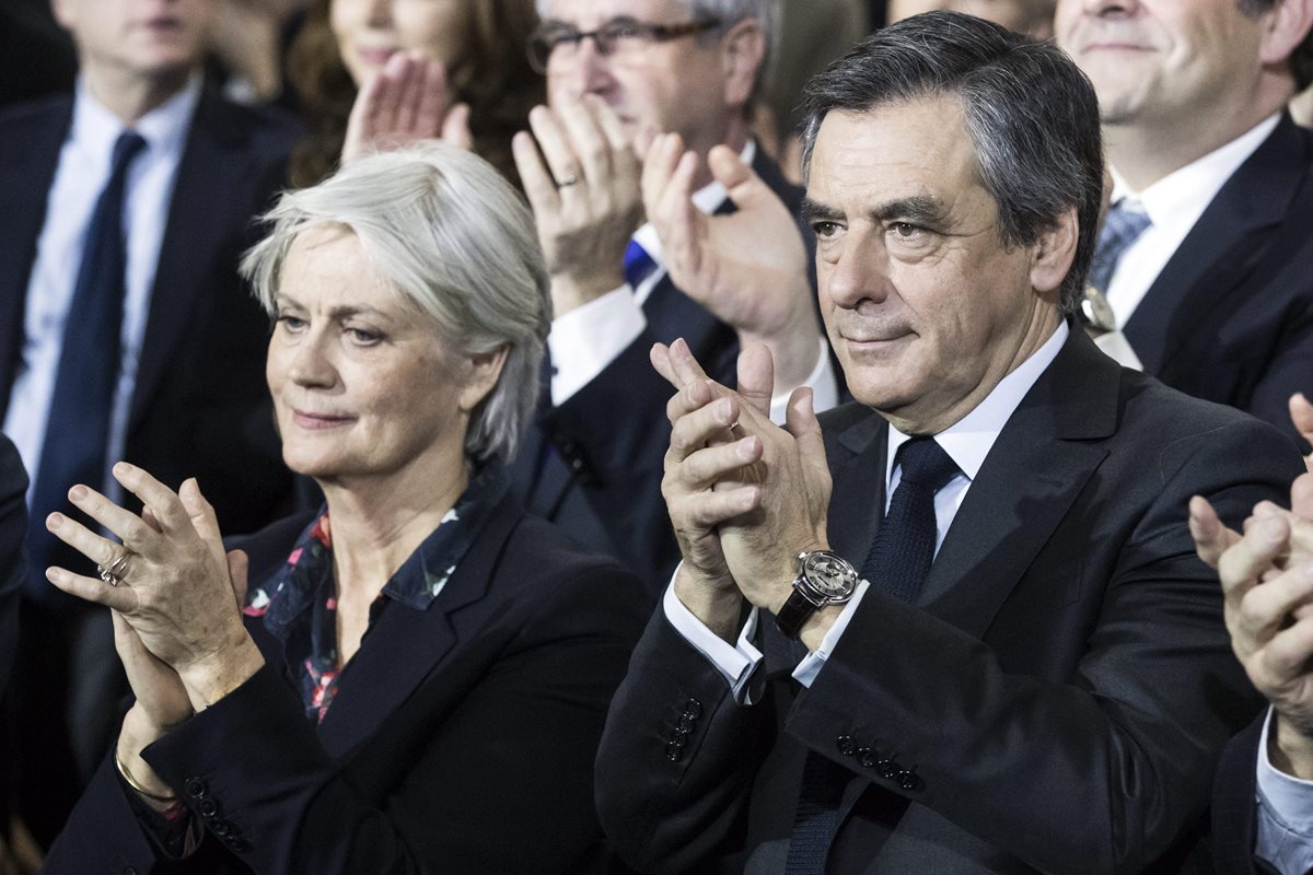 Francois Fillon (a la der.) y su esposa, Penélope, en un acto público reciente en París, Francia. (Foto Prensa Libre: AFP).