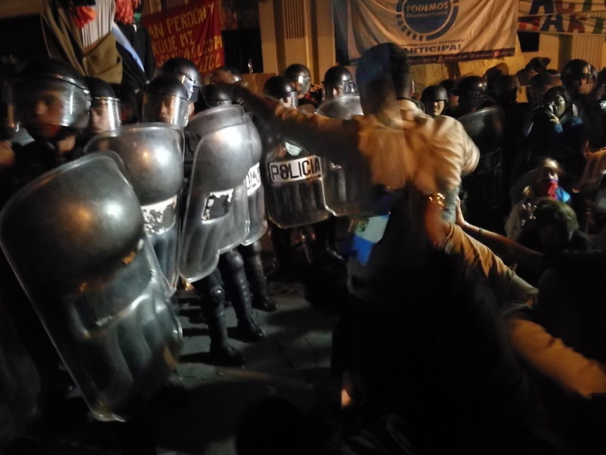 Los agentes antimotines también intervinieron bloqueando los alrededores.