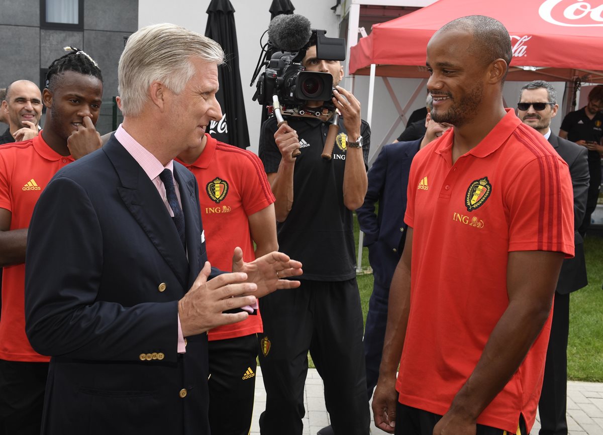 Kompany es uno de los jugadores más importantes en elos "red devils". En la foto platica con el Rey Phillipe de Bélgica. (Foto Prensa Libre: EFE)