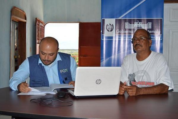 Henry Leonardo, delegado de la PGN, (Izq) y Eduardo Fajardo padre de Jonathan Andrés Fajardo denuncian la desaparición del menor, en Río Hondo. (Foto Prensa Libre: Víctor Gómez) 