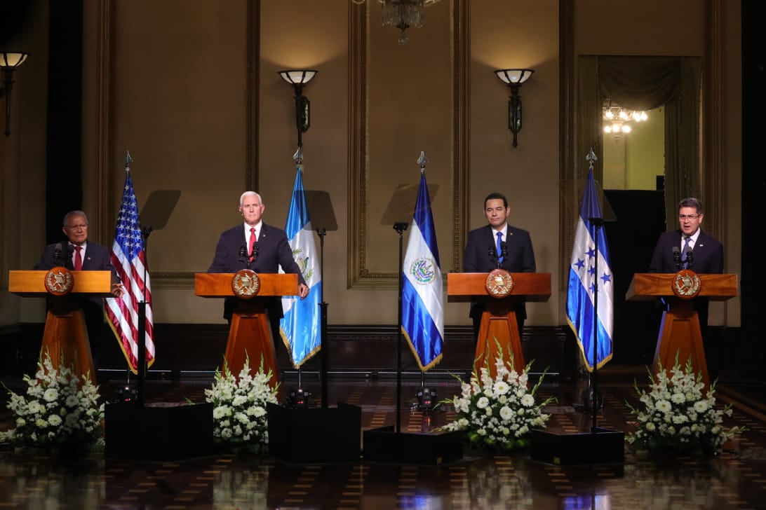 Los presidentes del Triángulo Norte se reunieron con el vicepresidente estadounidense Mike Pence. (Foto Prensa Libre: Estuardo Paredes)