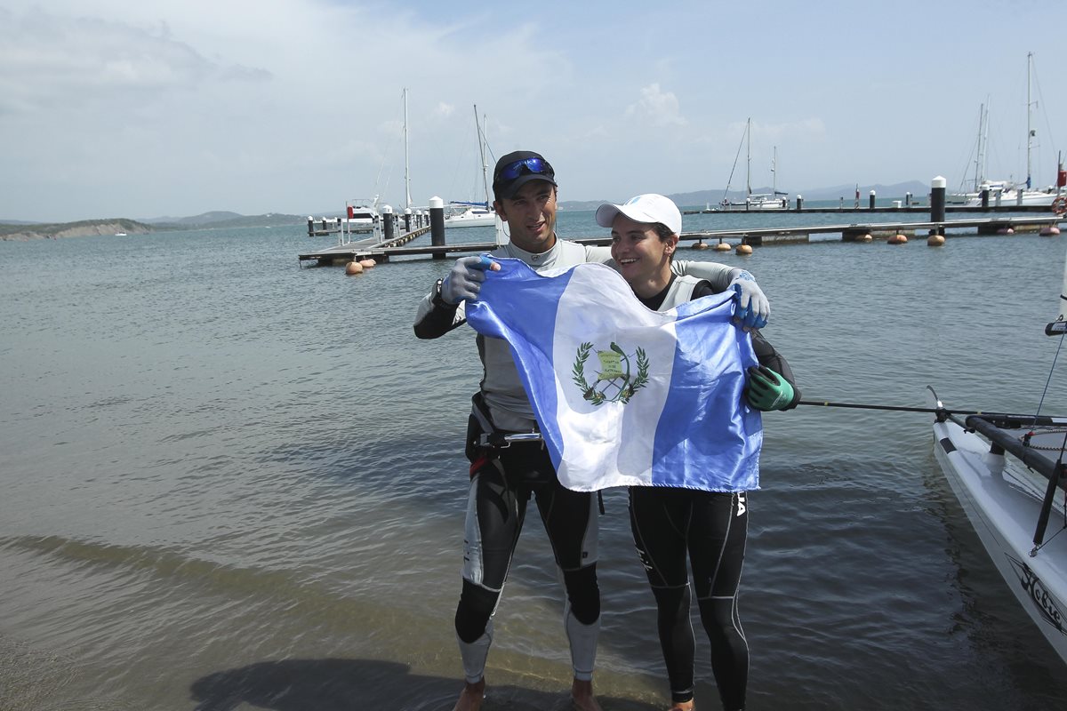 Jason Hess y Katia Castellanos sostienen orgullosos la bandera de Guatemala. (Foto Prensa Libre: Cortesía ACD)