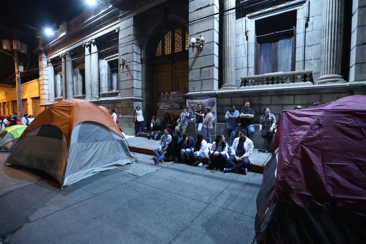 Los profesionales de la salud continuarán frente al Congreso hasta ver que se apruebe el incremento salarial que solicitan, en el presupuesto del próximo año. (Foto Prensa Libre: Hemeroteca PL)