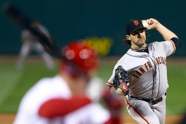 El lanzador Barry Zito se encargó de dominar a la ofensiva de los cardenales en ocho entradas y frenarlos. (Foto Prensa Libre: AFP)