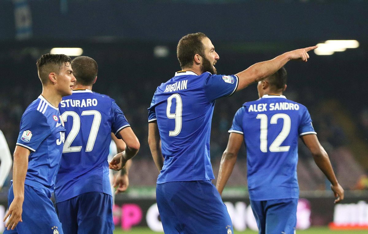 Gonzalo Higuaín festeja un gol para su equipo La Juventus en el duelo contra Chievo Verona. (Foto Prensa Libre: EFE).