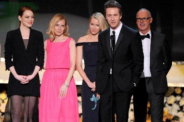 El elenco de Birdman subió al escenario a recibir el reconocimiento como mejor reparto. (Foto Prensa Libre: AP)