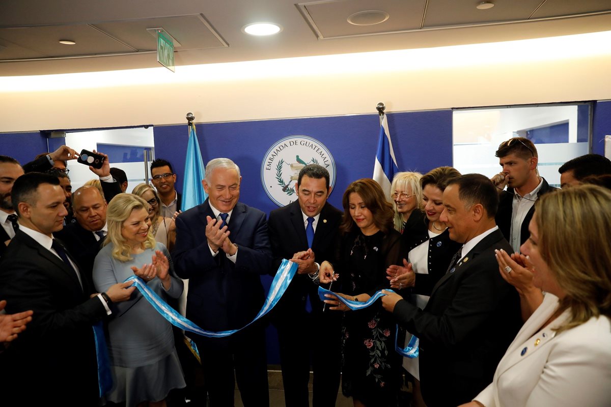 El primer ministro israelí, Benjamin Netanyahu, y el presidente, Jimmy Morales cuando inauguraron la Embajada de Guatemala en Jerusalén. (Foto Prensa Libre: EFE)