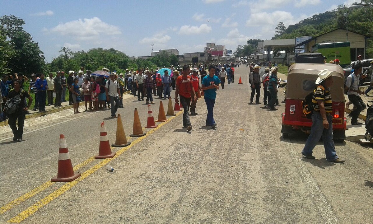 Los campesinos aseguran que no depondrán la medida hasta que las autoridades les den una respuesta positiva a sus demandas. (Foto Prensa Libre: Rigoberto Escobar)