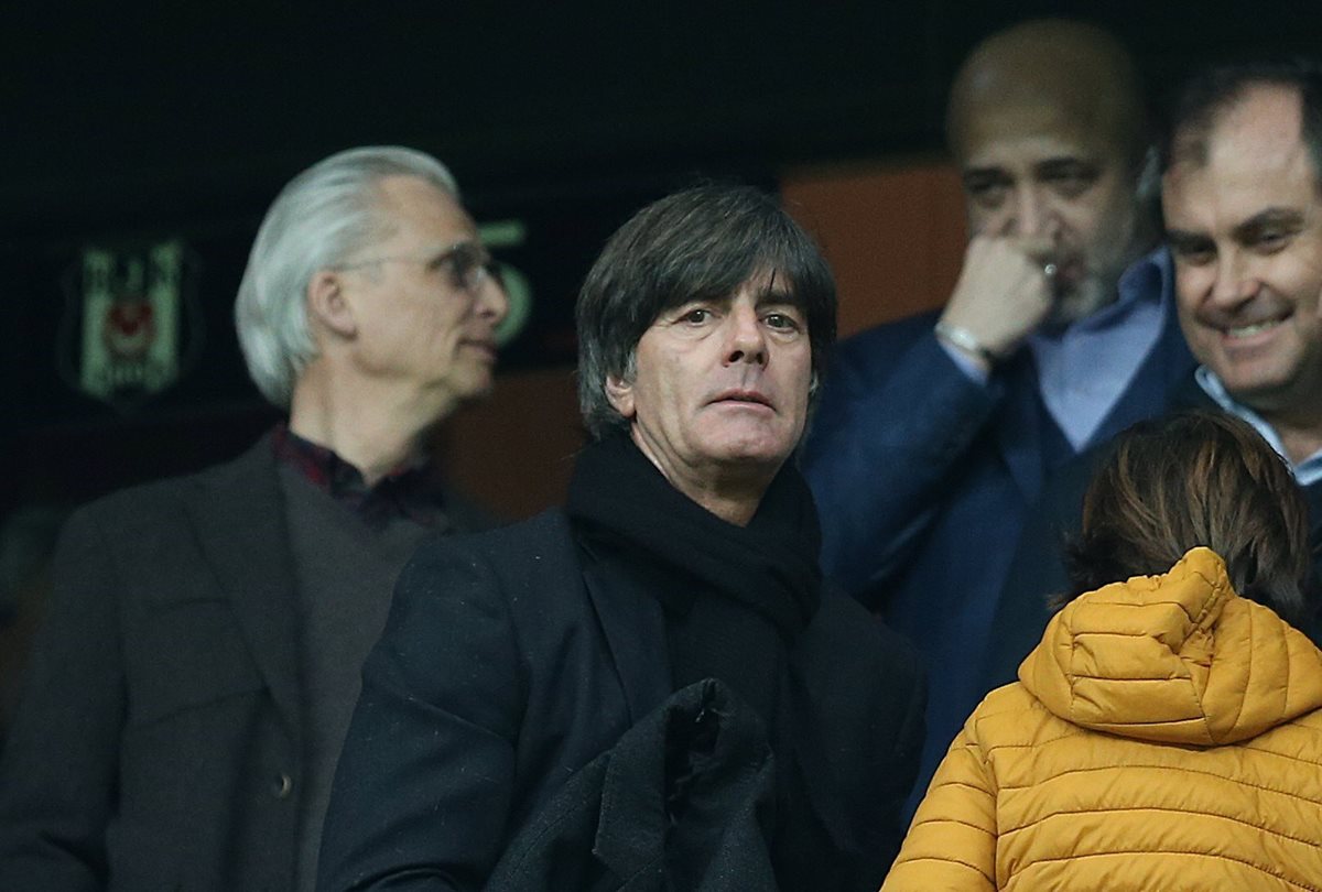 El seleccionador alemán Joachim Low (c) asiste al partido de vuelta de octavos de final entre el Besiktas Estambul y el Bayern de Munich. (Foto Prensa Libre: EFE)