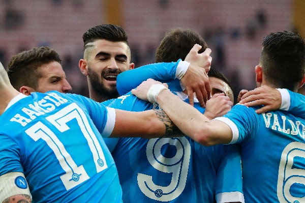 Los jugadores del Nápoli celebraron el triunfo y que se mantienen en el liderato de la liga italiana. (Foto Prensa Libre: AFP)