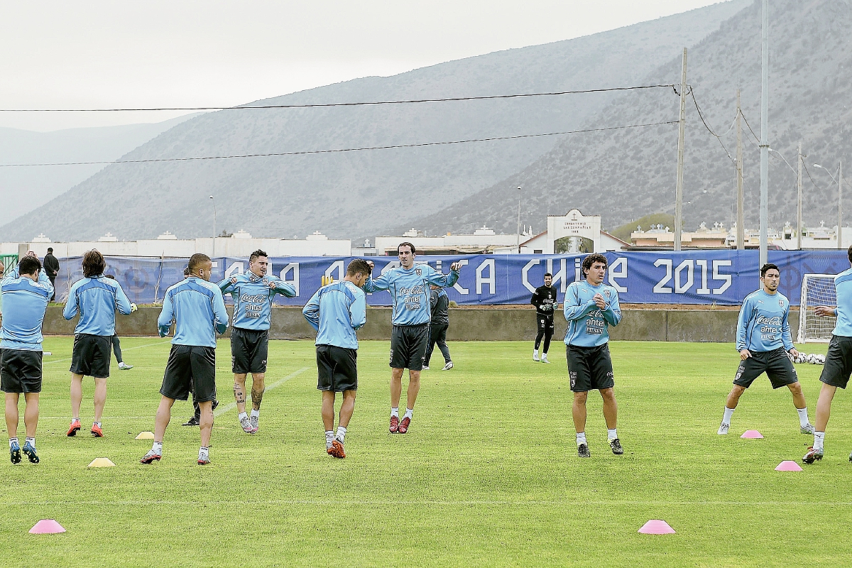 Los jugadores de Uruguay saldrán a ganar mañana frente a Chile. (Foto Prensa Libre: AFP)