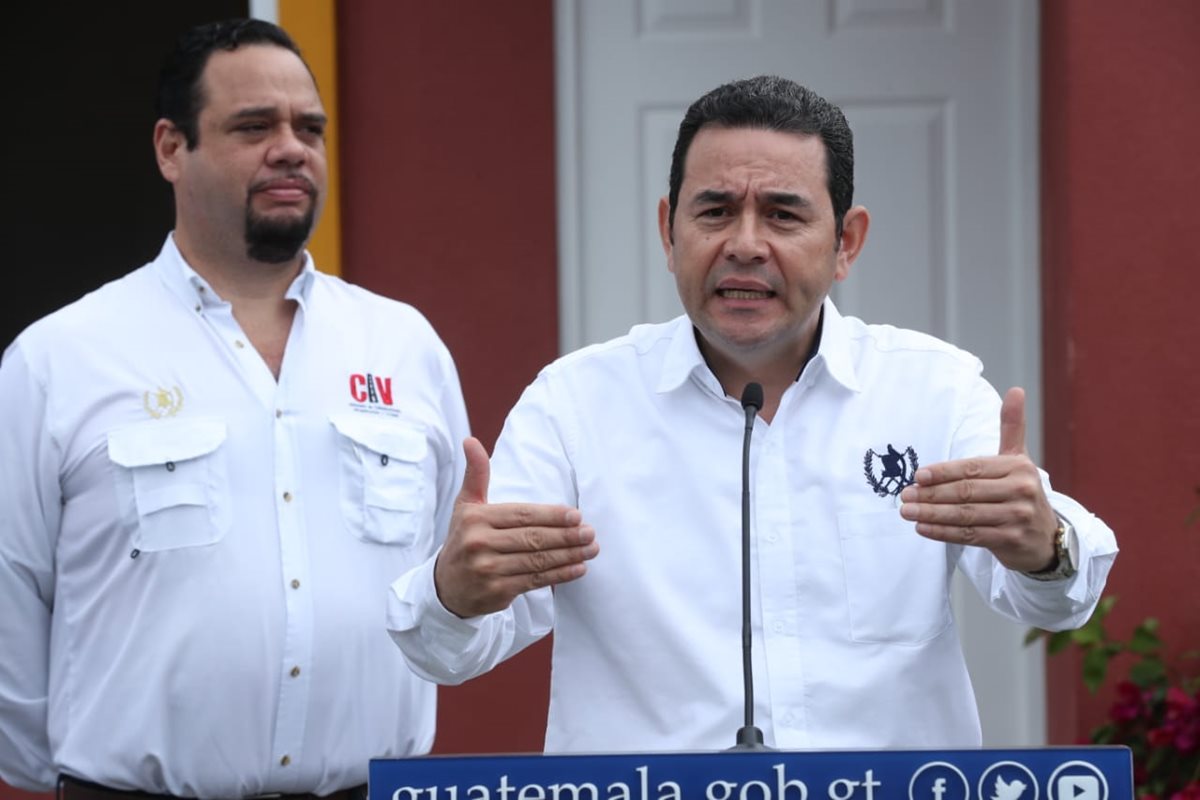 El presidente Jimmy Morales asistió a la presentación de la casa modelo de las viviendas que serán entregadas a los damnificados por la erupción del Volcán de Fuego. (Foto Prensa Libre: Esbin García)