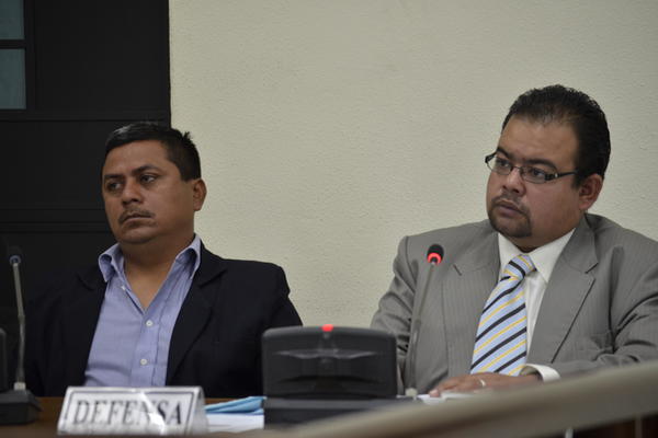 El subcomisario -izquierda- enfrentará juicio el próximo año por ingerir bebidas alcohólicas en horas de servicio (Foto Prensa Libre: Alejandra Martínez)<br _mce_bogus="1"/>