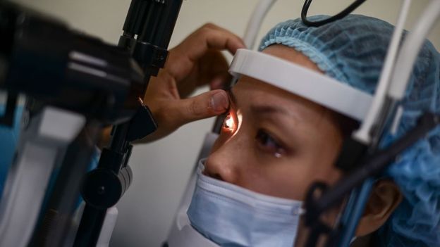 Los rayos ultravioleta de luces LED puede aumentar el riesgo de cataratas. AFP