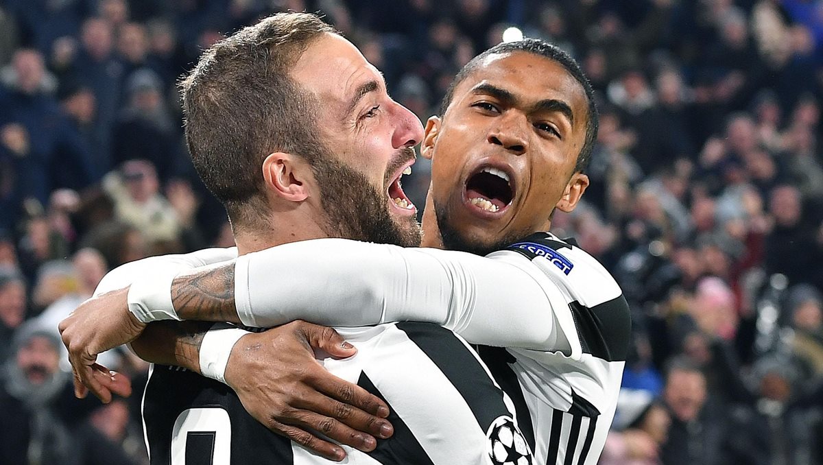 El argentino Gonzalo Higuaín de Juventus celebra con Douglas Costa.