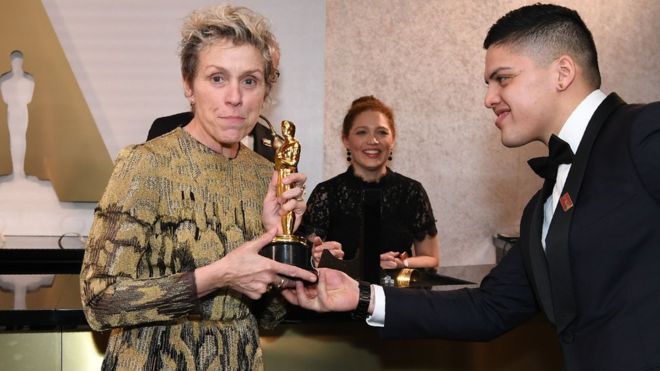 La actriz estadounidense Frances McDormand fue víctima del robo de su Oscar, pero lo recuperó a las horas. AFP