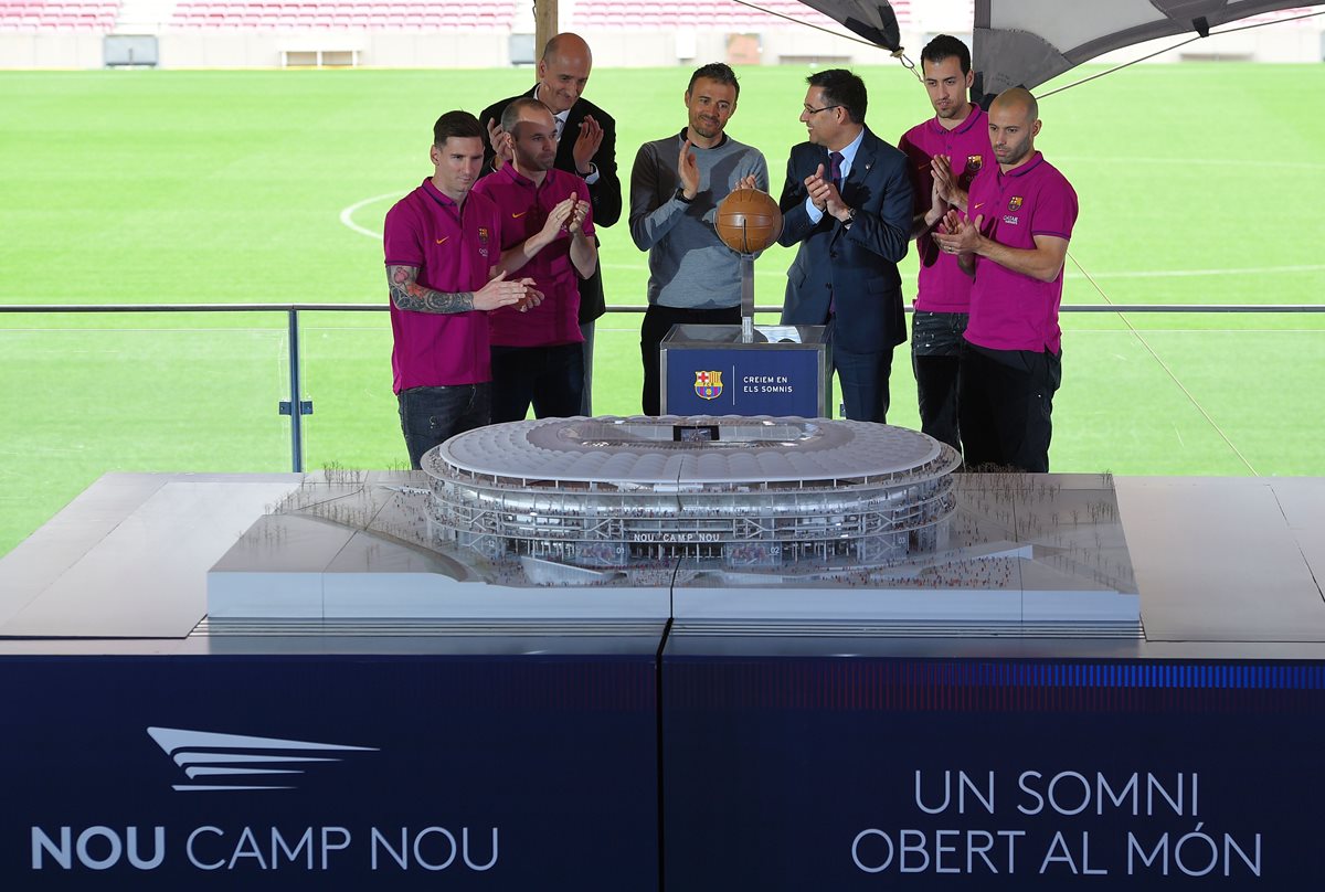 Lionel Messi, Andres Iniesta, Jordi Moix Director de Espacio Barsa, el técnico Luis Enrique,el presidente Josep Maria Bartomeu y Sergio busquets en la presentación del proyecto del estadio. (Foto Prensa Libre: AFP)