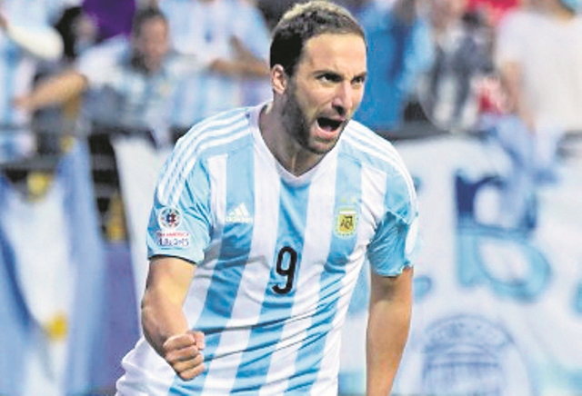 Gonzalo Higuaín queda fuea de la convocatoria del técnico de la albiceleste, Gerardo Martino. (Foto Prensa Libre: AFP)