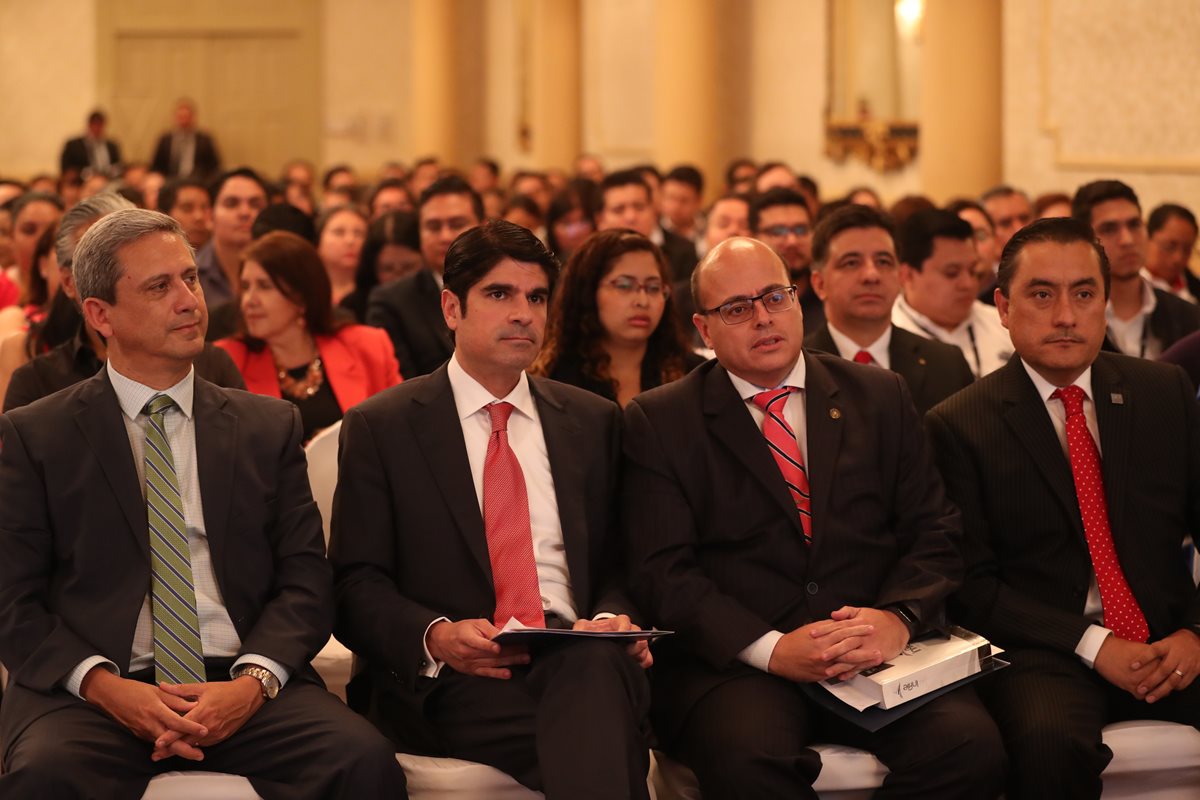 El jefe de la Superintendencia de Administración Tributaria (SAT), Abel Cruz, dio a conocer a Socios de Amcham tanto las denuncias de CGC contra auditores como los sectores en los que se enfocará para fiscalización. (Foto Prensa Libre Esbin García).