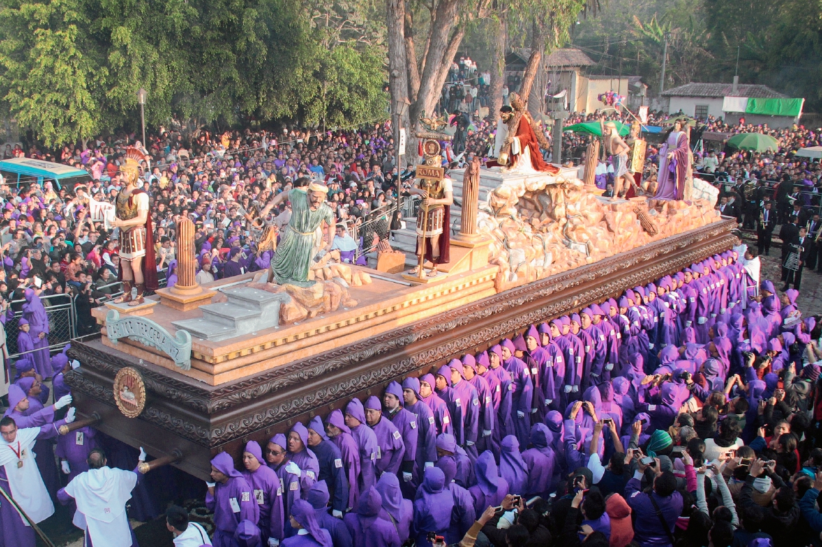 Cientos de personas observan procesión de la consagrada imagen de Jesús Nazareno de la Caída, de la aldea San Bartolomé Becerra de Antigua Guatemala. (Foto Miguel López).