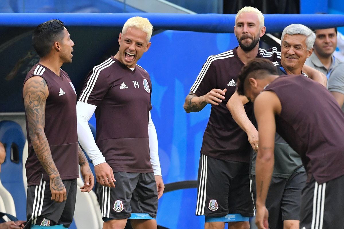 Javier Hernández conversa con sus compañeros de la Selección de México. (AFP)