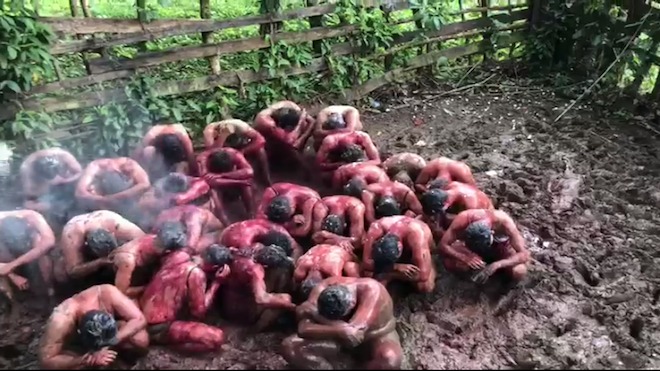 Algunos estudiantes de primer ingreso fueron obligados a arrastrarse sobre excremento y les lanzaron un líquido con mal olor. (Foto Prensa Libre: Tomado de Guatevisión)