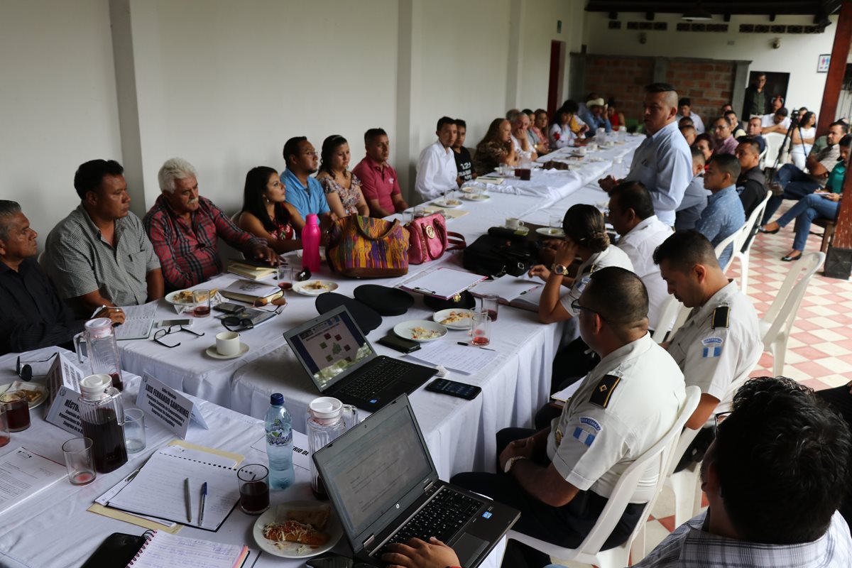 Vecinos de Jalapa se reunieron con jefes policiales.(Foto Prensa Libre: Hugo Oliva)