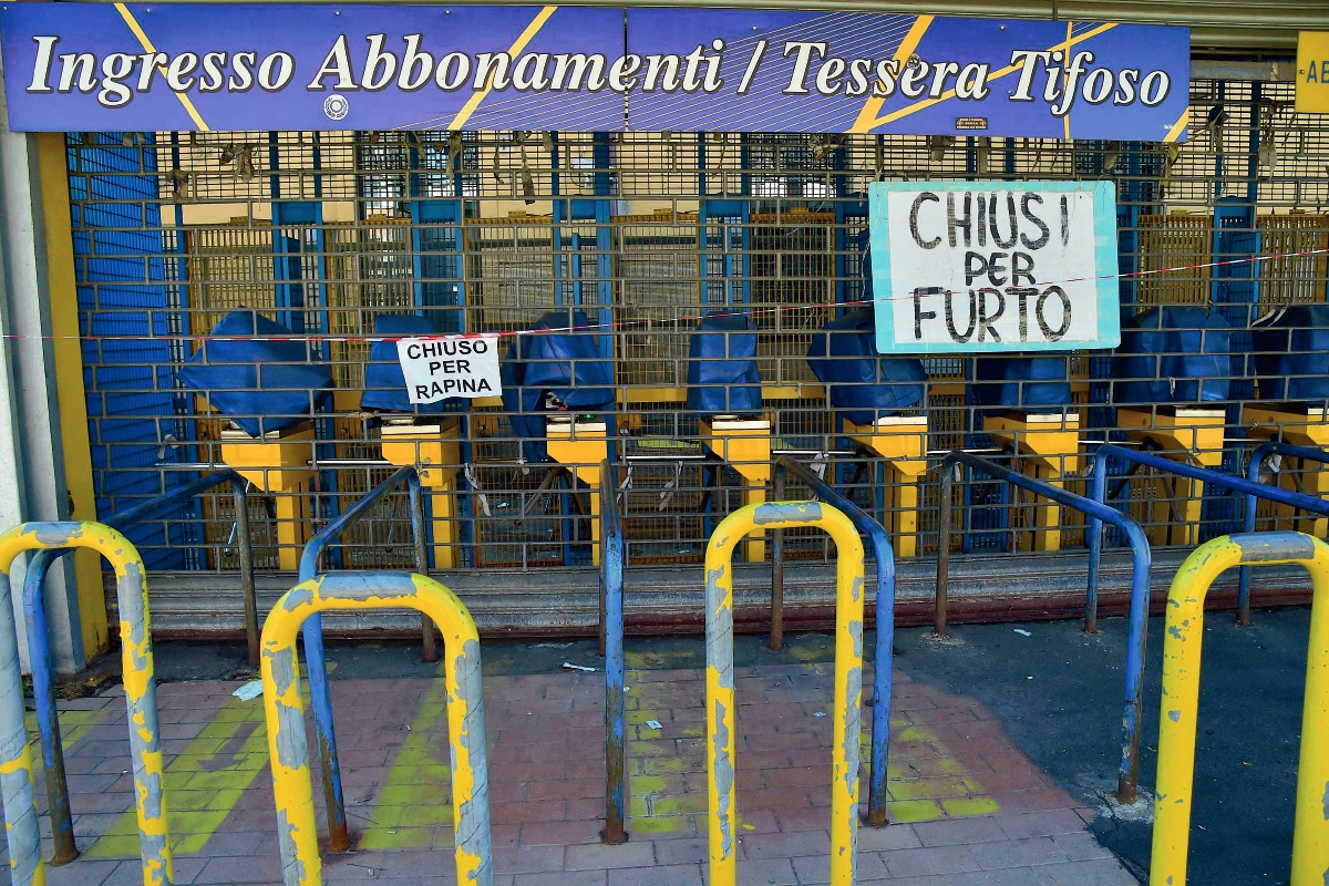 El pasado 6 de marzo las taquillas de estadio Ennio Tardini permanecieron cerradas y con letreros. (Foto Prensa Libre: AFP)