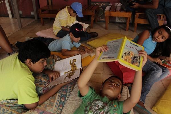 Niños participan en curso vacacional.