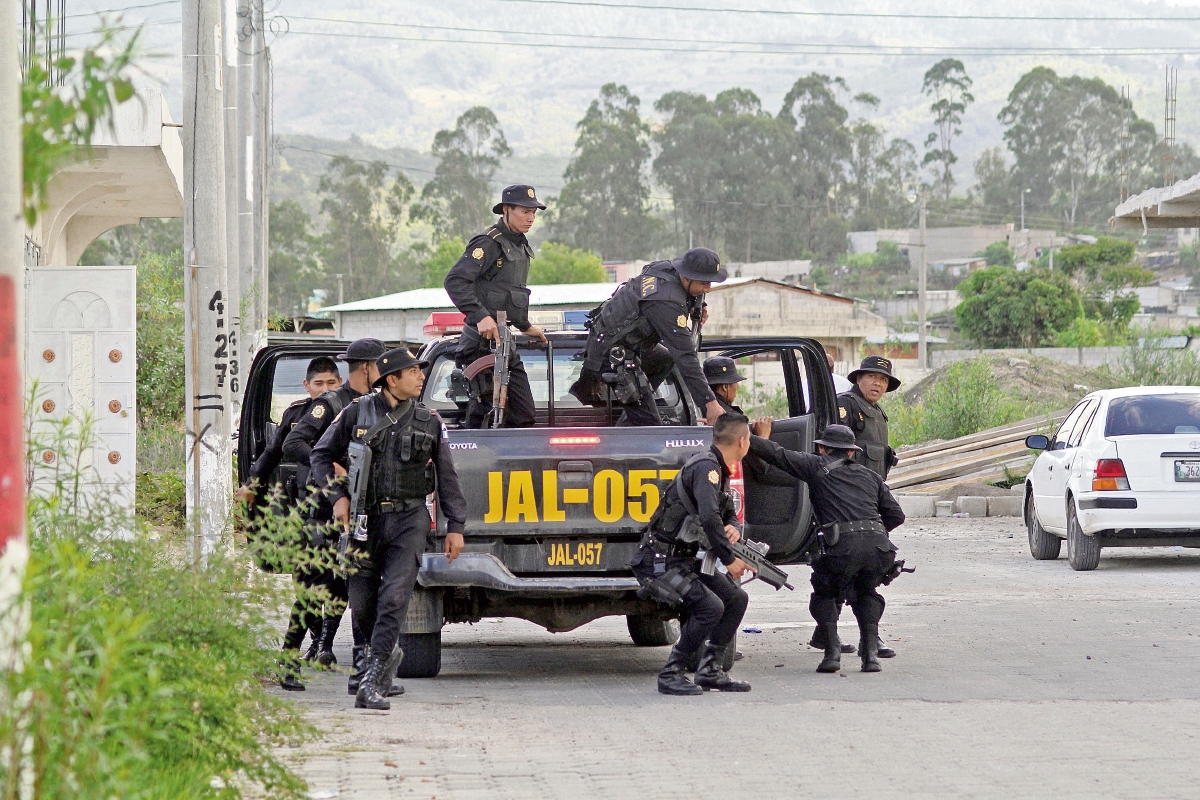 Fuerzas de seguridad realizan allanamientos en una vivienda de residenciales Villas de Santiago, en la cabecera de Jalapa. (Foto Prensa Libre: Hugo Oliva)