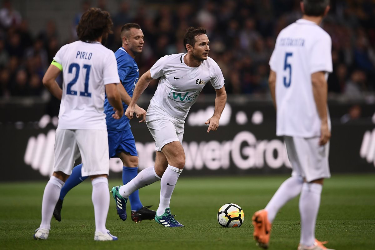 Frank Lampard también estuvo presente en el  Giuseppe Meazza para el homenaje a Pirlo. (Foto Prensa Libre: AFP)