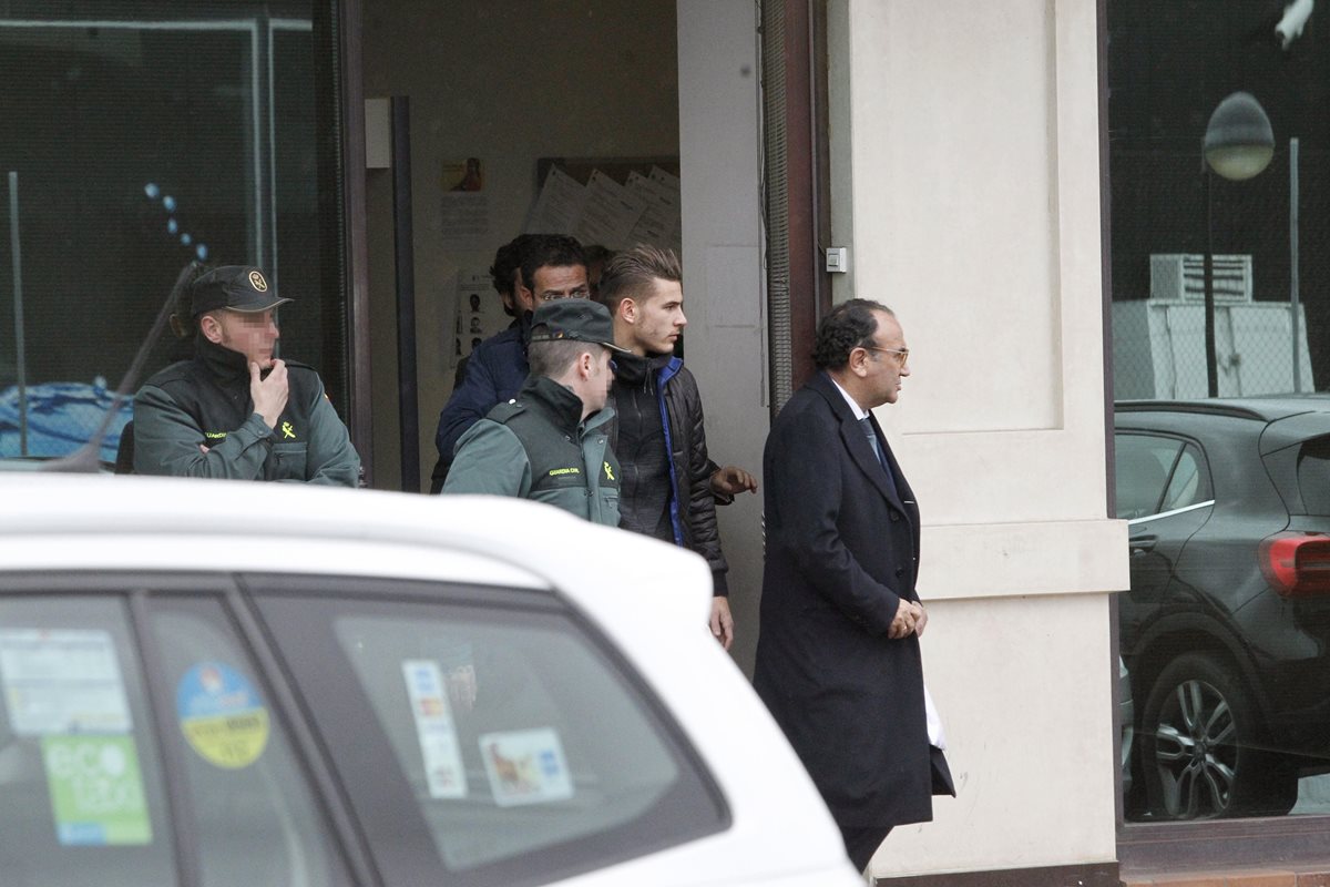 El jugador del Atlético de Madrid Lucas Hernández a su salida de los juzgados de Majadahonda donde ha pasado a disposición judicial acusado de un delito de malos tratos. (Foto Prensa Libre: EFE)