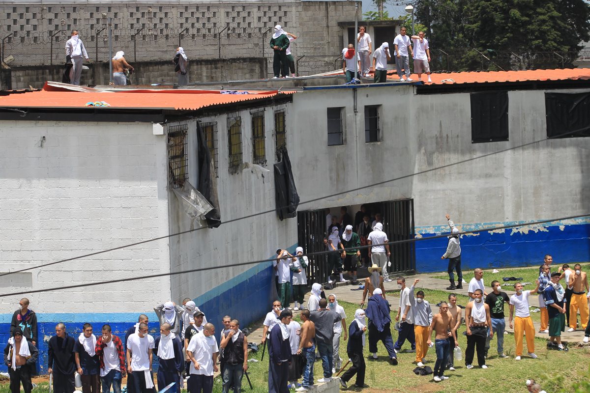 El amotinamiento ocurrió desde la madrugada de este lunes, según el reporte policial. (Foto Prensa Libre: Estuardo Paredes)