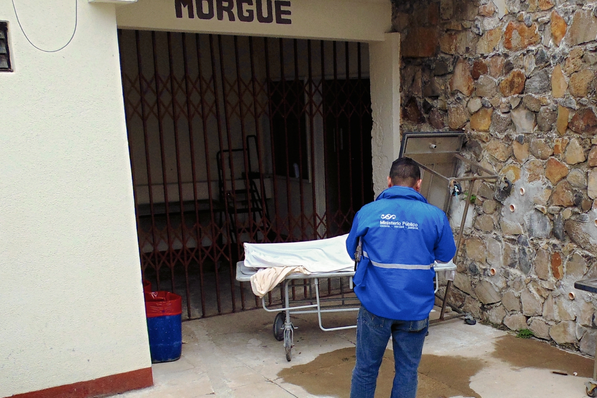 Cuerpo de  Edwin Román es llevado a morgue de Jalapa. (Foto Prensa Libre: Hugo Oliva)