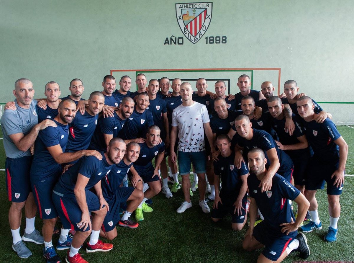 Los jugadores del Athletic Club le dieron una agradable sorpresa a Yeray Álvarez, quien está en tratamientos de quimioterapia. (Foto Prensa Libre: cortesía Facebook Athletic Club)