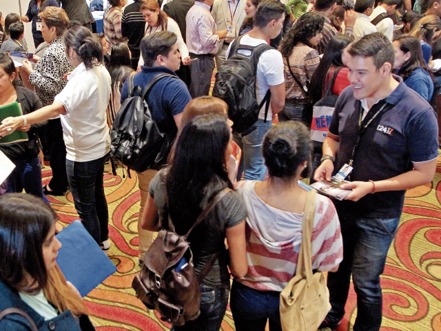 Jóvenes asistieron a la feria de becas en la zona 10.