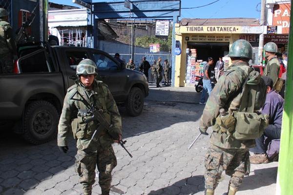 Participa Ejército, PNC y MP en los cateos simultaneos. (Foto Prensa Libre: Mike Castillo)<br _mce_bogus="1"/>