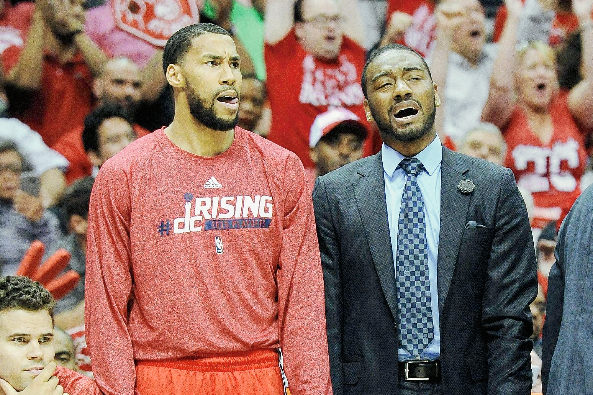 John Wall —derecha— y Rasual Butler de Wizards, observan las acciones ante Hawks durante la serie semifinal de la Conferencia Este de la NBA. (Foto Prensa Libre: EFE)