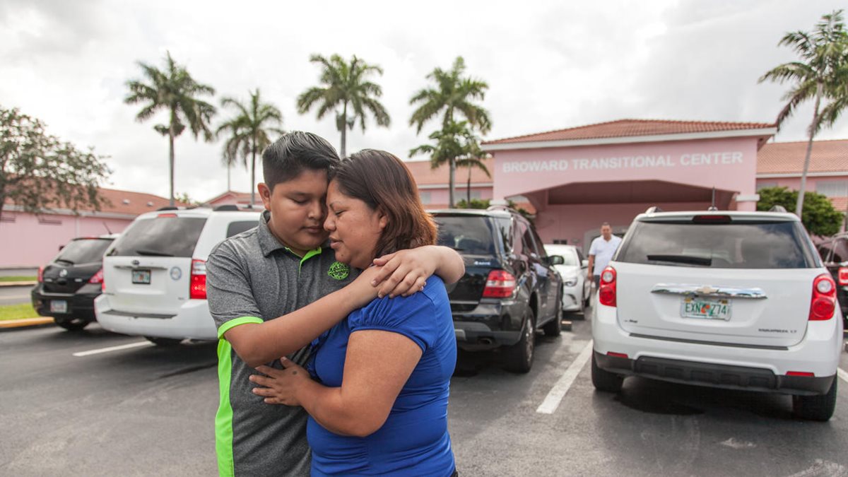 Cada domingo, Maty y Jimmy visitan a Víctor en el centro de detención de Broward, Miami. (Foto Prensa Libre: Univisión).