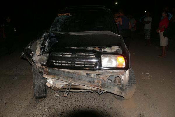 Picop con el que chocó la motocicleta que conducía Edwin Pérez, quien murió en Puerto Barrios, Izabal. (Foto Prensa Libre: Edwin Perdomo)  