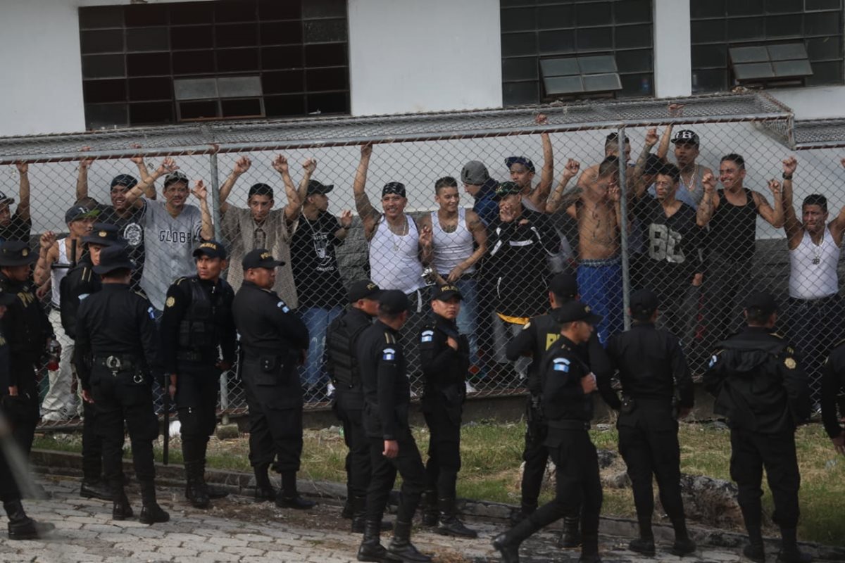 Los 541 pandilleos del Barrio 18 fueron sacados del sector 11 en El Preventivo, zona 18. (Foto Prensa Libre: Óscar Rivas)