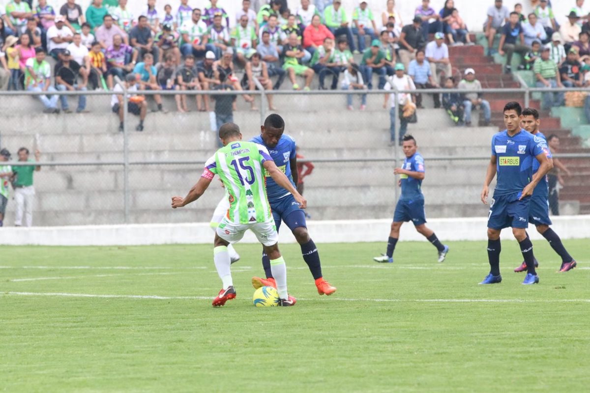 Fredy Thompson de Antigua pelea la pelota con Paulo Dos Santos de Suchitepéquez.